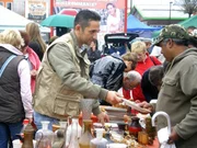 Trödelexperte Mauro (li.) versucht die Erbstücke der Familie Derenbach gewinnbringend auf dem Flohmarkt zu verkaufen...