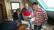 Mauro (re.) ist zu Besuch in Marbach am Neckar. Hier ist der Trödler mit Sabrina und ihren Eltern verabredet. Das Haus der verstorbenen Großeltern muss geräumt und verkauft werden, um die Pflege der Großmutter zu finanzieren.