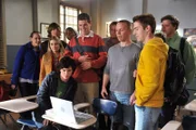 Als ihre Biolehrerin nicht in ihrem Musikvideo für YouTube mitmachen will, hecken Axl (Charlie McDermott, vorne), Sean (Beau Wirick, 3.v.r.) und Darrin (John Gammon, 2.v.r.) einen Plan aus, wie die hübsche Frau trotzdem zum Star des Videos wird ...