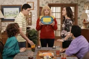 L-R: Geoff Schwartz (Sam Lerner), Beverly Goldberg (Wendi McLendon-Covey) and Erica Goldberg (Hayley Orrantia)