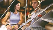 Jule (Anke Rähm, li.) will von Mona (Anja Beatrice Kaul) wissen, ob sie endlich mit ihren krummen Geschäften aufgehört hat.