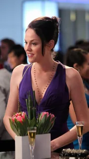 Sara (Jorja Fox) muss mit Gils taubstummer Mutter Betty an einer Preisverleihung teilnehmen.