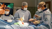 Arbeiten in Ruhe: Caterina Scorsone als Dr. Amelia Shepherd (l.), Chris Carmack als Dr. Atticus Lincoln (2.v.l.), Alex Landi als Dr. Nico Kim (r.)