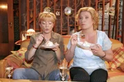 Helga (Ulrike Mai, l.) und Agnes (Susanne Szell, r.) belohnen sich für ihre sportlichen Leistungen.