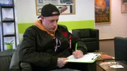 Chris plant eine Karriere als Pornodarsteller, um zusätzliches Geld zu verdienen. Dafür lässt er sich auf Geschlechtskrankheiten untersuchen..