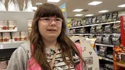 Selina (17) gefällt die Arbeit im Geschäft für Heimtierbedarf sehr gut
