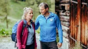 Emilie (Stefanie von Poser) ist über das Verhalten ihrer Freundin enttäuscht. Markus (Sebastian Ströbel) spricht ihr Mut zu.