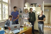 Anna (Jeanette Biedermann, r.) hat Jonas (Roy Peter Link, l.), Alexander (Paul Grasshoff, 2.v.l.), Susanne (Heike Jonca, M.) und Armin (Rainer Will, 2.v.r.) etwas Wichtiges zu sagen ...