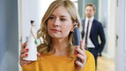 Jenny (Birte Hanusrichter) wird von Max (August Wittgenstein) beim Träumen erwischt.