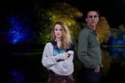 Amber Peel (Shannon Tarbet, l.); Aaron Peel (Henry Lloyd-Hughes, r.)