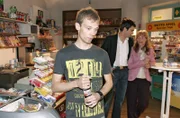 Jürgen (Oliver Bokern, vorne) überrascht die Vertrautheit zwischen David (Mathis Künzler, hinten l.) und Lisa Plenske (Alexandra Neldel, hinten r.).