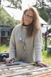 Die Geologin Lesley Hunt unterstützt die Bunce bei ihrer Suche nach Jade ...