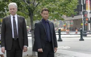 "CSI NY", "Im Fadenkreuz." In New York sorgt ein Heckenschütze, der wahllos auf unschuldige Passanten feuert, für Angst und Schrecken. Bei der Untersuchung eines Tatorts findet das CSI-Team Blutspuren, die zum ehemaligen Entführungsopfer Michael Reynolds führen, dessen Fall Mac vor Jahren innehatte. Als Michael jedoch kurz darauf ermordet aufgefunden wird, sind die Ermittler angehalten, die vorliegenden Beweise neu zu deuten.Im Bild (v.li.): John Laroquette (Det. Ted Carver), Gary Sinise (Det. Mac Taylor).