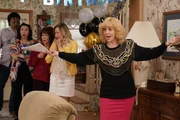 v.li.: Vic (Cedric Yarbrough), Essie Karp (Stephanie Courtney), Linda Schwartz (Mindy Sterling), Virginia Kremp (Jennifer Irwin), Beverly Goldberg (Wendi McLendon-Covey).