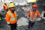 In der Jade-Mine suchen Chef Robin Bunce (r.) und Mitarbeiter Alan Qiao (l.) auf Hochtouren nach den wertvollen Edelsteinen. Werden sie fündig?