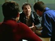 Tommy (Myk Watford, mi.) versucht Det. Benson (Mariska Hargitay, li.) und Det. Stabler (Christopher Meloni, re.) klar zu machen, dass er nur auf den Richter geschossen, aber nicht dessen Tochter vergewaltigt und getötet hat...