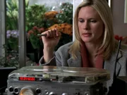 Alex (Stephanie March, re.) hört das Gespräch zwischen Sam und Barnett mit. Sie brauchen dringend Beweise für den Missbrauch...