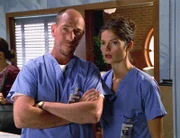 Jordan (Jill Hennessy) und Garret (Miguel Ferrer) sind überrascht: Die Witwe des ermordeten Taxifahrers ist alles andere als unglücklich über das plötzliche Ableben ihres Mannes.