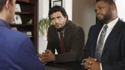 Die Detectives Lupo (Jeremy Sisto, Mi.) und Bernard (Anthony Anderson, re.) befragen Gavin Peters (Paul A. Schaefer).