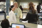 Amelia (Caterina Scorsone, l.) wird von einer alten Bekannten (Jessica Gardner, r.) als Ex-Junkie geoutet. Owen (Kevin McKidd, M.) reagiert alarmiert. Muss die Ärztin nun um ihren Job bangen?