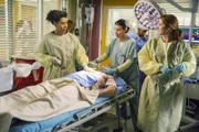 April (Sarah Drew, r.) möchte die Trauer um ihr krankes Baby nicht zulassen und stürzt sich mit Stephanie (Jerrika Hinton, l.) in die Arbeit ...
