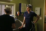 Dr. Herman (Geena Davis, r.) macht Arizona (Jessica Capshaw, l.) verständlich, dass sich die Ärztin trotz ihrer Krankheit aus ihrem Privatleben rauszuhalten hat ...