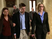 Alex (Staphanie March, re.) bereitet Sam (Bret Harrison, mi.) und Linda Cavanaugh ((Kay Lenz) auf die Gerichtsverhandlung vor...