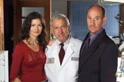 CROSSING JORDAN -- NBC Series -- "Someone to Count On" -- Pictured: (l-r) Jill Hennessy as Dr. Jordan Cavanaugh, Jack Klugman as Dr. Leo Gelber, Miguel Ferrer as Dr. Garret Macy -- THREE-TIME EMMY WINNER JACK KLUGMAN ('QUINCY,' 'THE ODD COUPLE') GUEST-STARS AS A RETIRED CORONER CONSULTED BY JORDAN TO CRACK A SEEMINGLY DEAD END CASE -- NBC Photo by: Paul Drinkwater