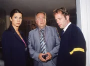 Grams (Samuel Weiss) erklärt Staatsanwältin Sturm (Mariella Ahrens) und Kommissar Kehler (Wolfgang Bathke, Mi.), dass er sich weder den Seitensprung seiner ermordeten Frau vorstellen kann, noch Lauras Arbeit für die Hotline.