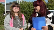 Selina (17) hat sich um eine Schülerpraktikumsstelle in einem Geschäft für Heimtierbedarf bemüht, um herauszufinden, in welche Richtung sie gehen möchte. Mama Petra ist sehr stolz auf ihre Tochter.
