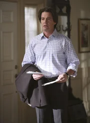 Alma beschließt, Bree und Orson (Kyle MacLachlan) einen Überraschungsbesuch abzustatten - und das gelingt ihr auch ...