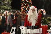 Art (Matt Roth, vorne) wird von den Bewohnern der Wisteria Lane auf der Weihnachtsfeier gemieden ...