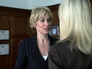 Alex (Stephanie March, re.) muss sich f¸r ihr Verhalten vor Elizabeth Donnelly (Judith Light, li.) verantworten...