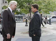 Dieser Fall stellt Mac (Gary Sinise, r.) und Chief Ted Carver (John Larroquette) vor ein Rätsel. Wer verbirgt sich hinter einem skrupellosen Heckenschützen?