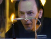 Nigel (Steve Valentine) entdeckt die Todesursache: Die Zigarette war vergiftet.