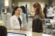 Amelia (Caterina Scorsone, l.) trifft auf eine alte Bekannte (Jessica Gardner, r.), die pikante Details über die Vergangenheit der Ärztin ausplaudert ...