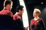 Paris (Robert Duncan McNeill, l.) und Chakotay (Robert Beltran, M.) diskutieren mit "Seven of Nine" (Jeri Lynn Ryan, r.) über die Gravitonellipse, eine äußerst seltene Anomalie.