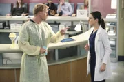 Owen (Kevin McKidd, l.) will Amelia (Caterina Scorsone, r.) aus der Bredouille helfen, um sie als Ärztin nicht zu verlieren. Doch die junge Frau verschließt sich ihm gegenüber ...