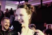 Die grosse Show - Hinter den Kulissen des «ESC» 2025 Zoë Më an der Pre-Party in Madrid