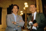 Kommissar Moser (Tobias Moretti, l.) und Assistent Stockinger (Karl Markovics, r.) sehen sich am Tatort um. Ein Tourist wurde im SAS Palais Hotel an der Ringstraße ermordet ...