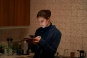 Als Frances (Alison Oliver) ihre Nachrichten abhört, macht sie eine erschreckende Entdeckung. Sofort lässt sie alles stehen und liegen, um herauszufinden, was es damit auf sich hat.