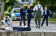 Nele Fehrenbach (Floriane Daniel, 3.v.r.) und Julia Demmler (Wendy Güntensperger, r.) mit dem Team der Spurensicherung am Tatort.