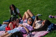 Milli (Marie Ngando Schröter, hinten) fühlt sich unwohl und bereut es langsam, ihre Freundin Châu (Ngoc Nhi Ha Tran, links), die sich mit den beiden älteren Schulkameradinnen Alina (Imane Lahna, Mitte) und Julia (Claire Nae Lienshöft, rechts) angefreundet hat, in den Park begleitet zu haben.