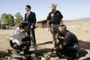 Morgan (Shemar Moore, r.), Sheriff Williams (Jim Beaver, 2.v.r.), Hotch (Thomas Gibson, 2.v.l.) und Rossi (Joe Mantegna, l.) versuchen, die junge Frau zu finden.