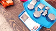 Drogen werden gewogen +++ Die Verwendung des sendungsbezogenen Materials ist nur mit dem Hinweis und Verlinkung auf RTL+ gestattet. +++