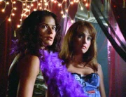 Eine Strip-Tänzerin (Darstellerin unbekannt, r.) vertraut Jordan (Jill Hennessy) Interessantes über eine Mordnacht an.
