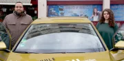 Fahrlehrer Tolga Özdemir und seine Fahrschülerin Neela