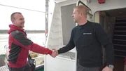 Kai Schöps begrüßt Neuankömmling Michel Schütze (links) an seinem ersten Tag auf der DGzRS-Station Cuxhaven.