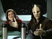 Captain Kathryn Janeway (Kate Mulgrew,l.) und Tash (Albie Selznick).