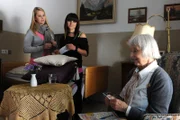 Nina und Yvi versuchen Frau von Probst für den Adventstee zu gewinnen. Von links: Yvonne Preissinger (Alexa Eilers), Nina Kreutzer (Andrea Schmitt) und Frau von Probst (Elfriede Irrall).